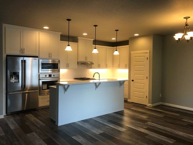 Building Photo - Gorgeous Townhome