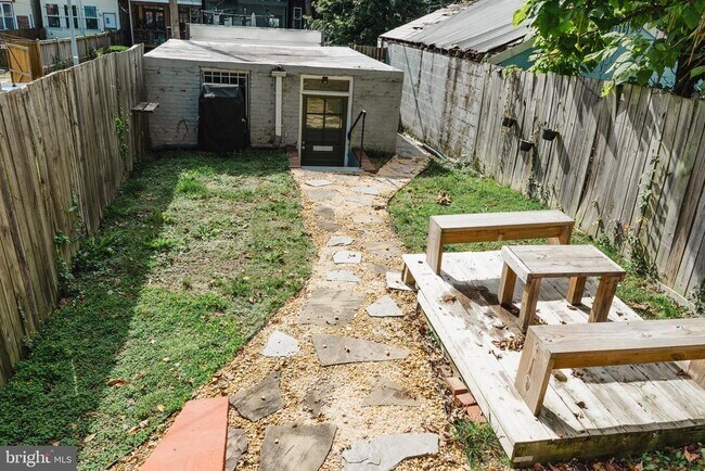 Building Photo - 636 Kenyon St NW