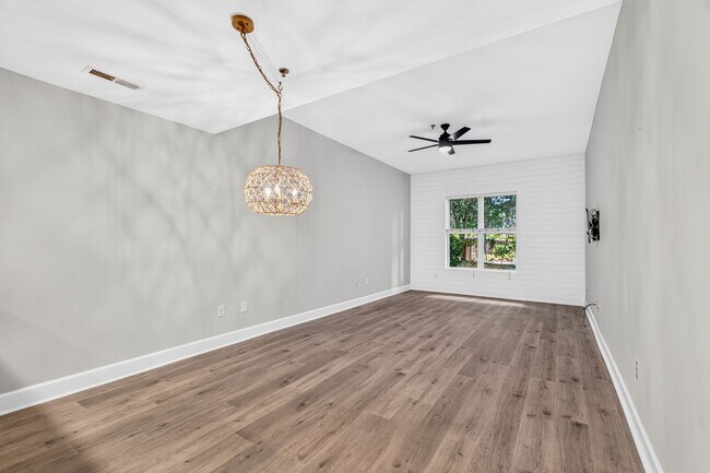 Building Photo - Modern Comfort in the Heart of Johns Island
