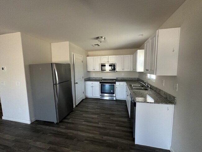 Building Photo - 202 W Bobcat Ct