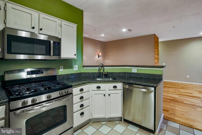 Building Photo - 1708 Lake Shore Crest Dr