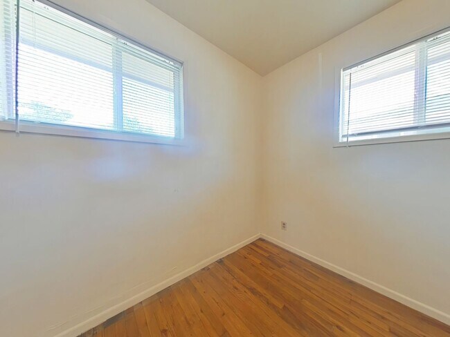 Building Photo - 2 Bedroom Duplex ~ Close to Campus
