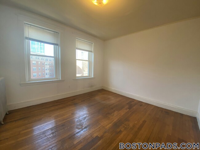 Building Photo - 137 Park Dr