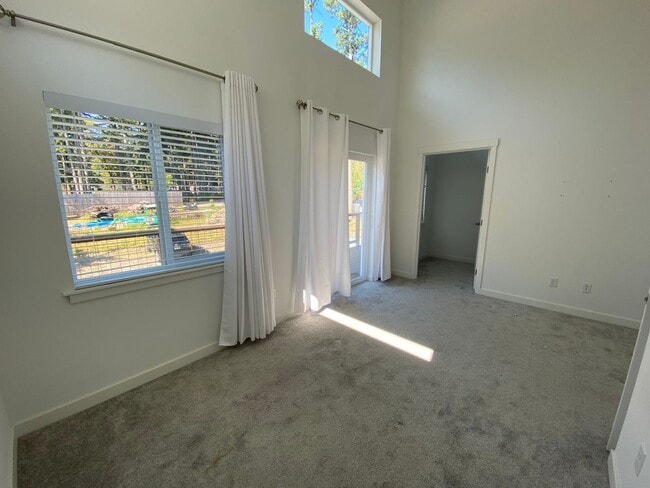 Building Photo - 3 Bedroom Close to Town