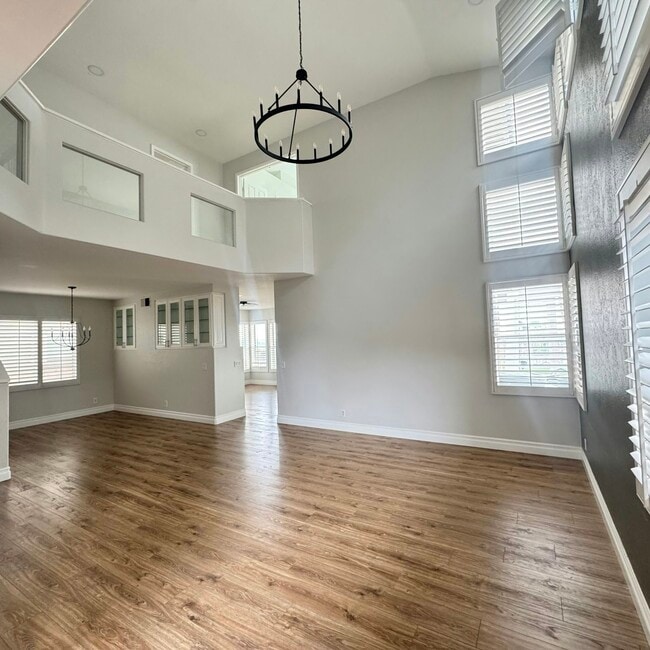 Building Photo - 4 Pastora