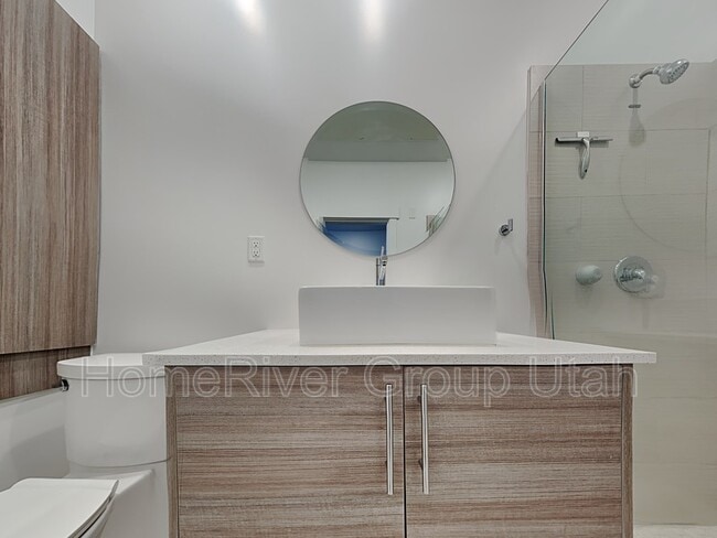 Building Photo - 877 S 200 W
