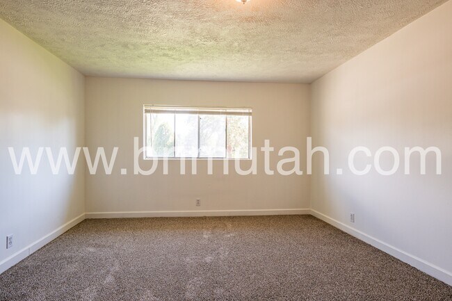 Building Photo - 1561 E 4945 S