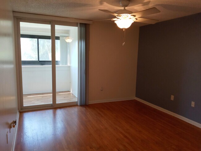 Building Photo - 510 Cranes Way