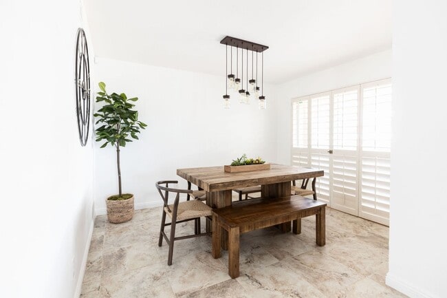 Building Photo - 2199 Sq Ft 4 bedroom 2 bath with Pool & Pool Table - Under Market Rate!