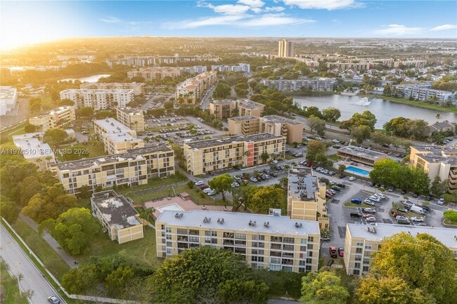 Building Photo - 9210 Fontainebleau Blvd