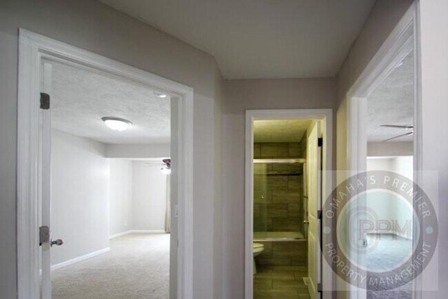 Building Photo - Huge 4-bedroom, 4-bath home