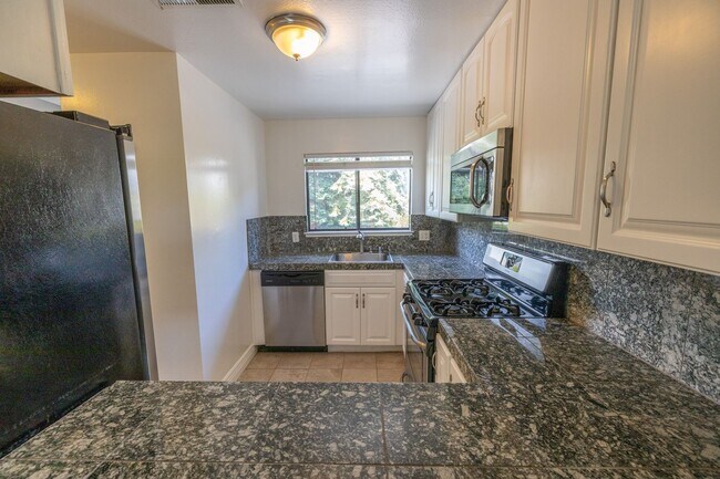 Building Photo - Beautiful End Unit Townhouse