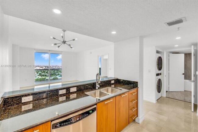 Building Photo - 1800 N Bayshore Dr