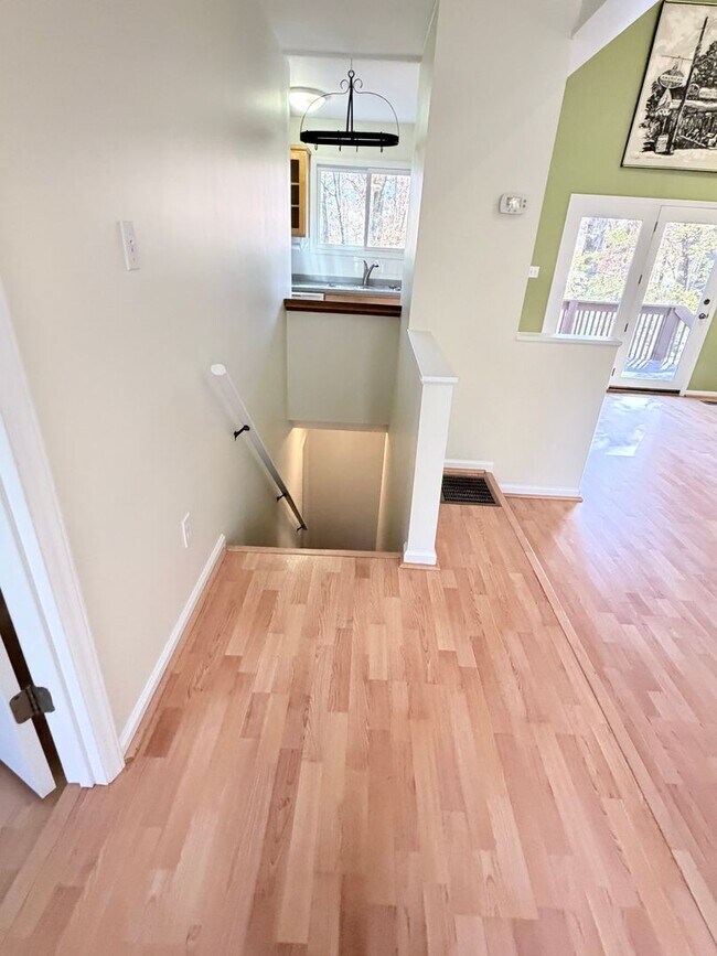 Building Photo - North Asheville, Private home with wooded ...