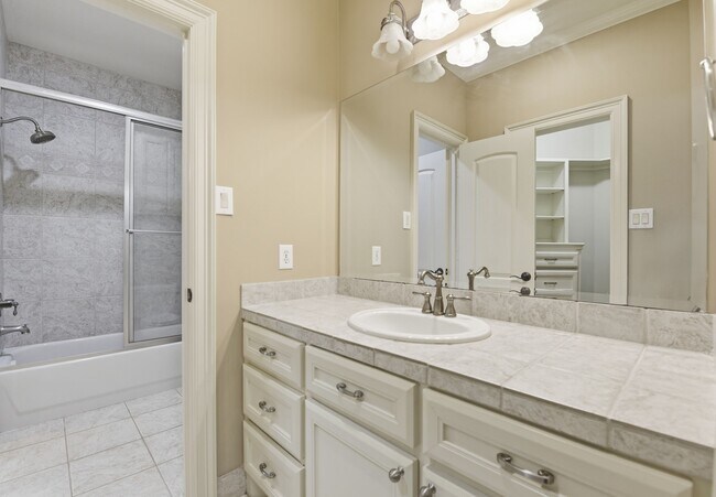 Building Photo - 30 N Palmiera Cir