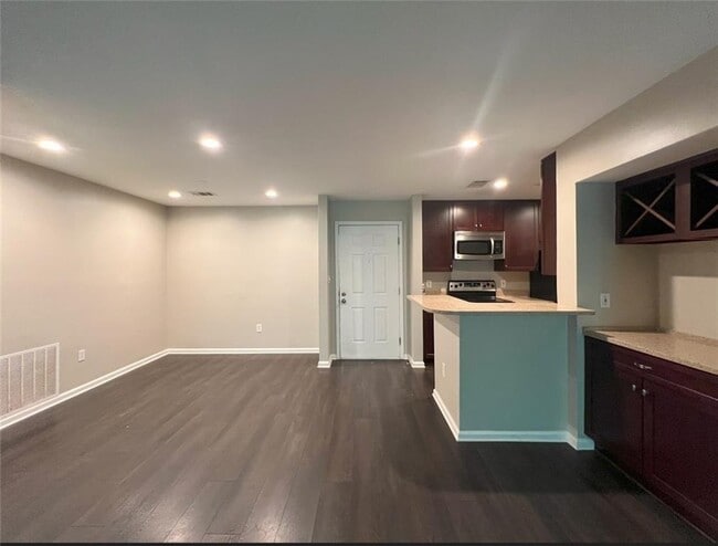 Building Photo - 3312 Pine Heights Dr NE