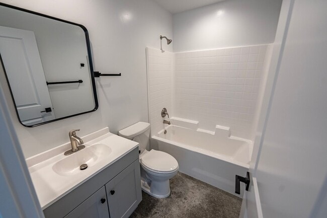 Building Photo - 4 Bedroom 2 Bathroom Home