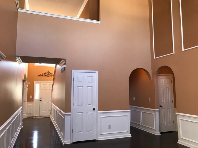 Building Photo - Beautiful 3 bedroom, 2.5 bath home
