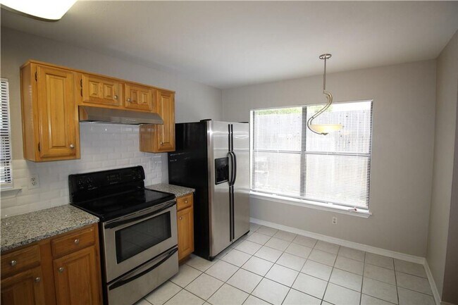 Building Photo - 2 Bedroom, 2 Bath  in Bryan Place