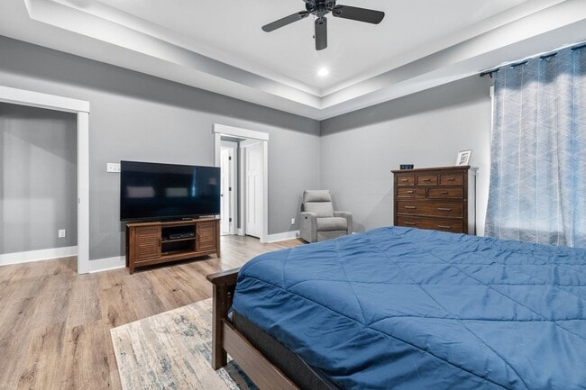 Building Photo - 3 Bedrooms Plus an Office & Sun room