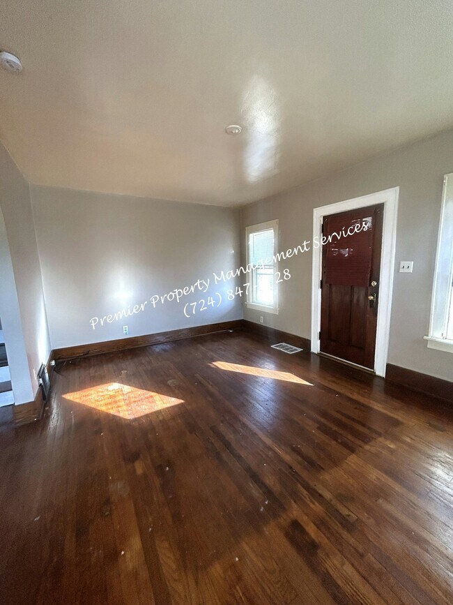 Building Photo - 979 King St