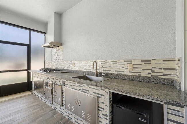 Building Photo - 2320 Symphony Cir