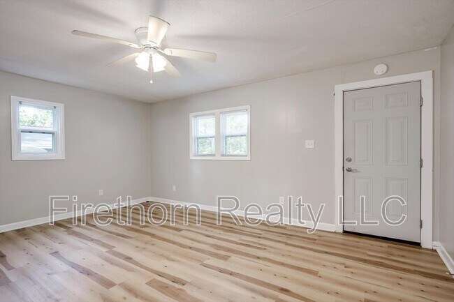 Building Photo - 2719a Meadowbrook Dr