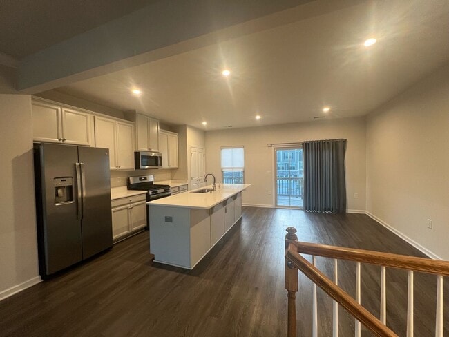 Building Photo - Beautiful End-Unit Townhome