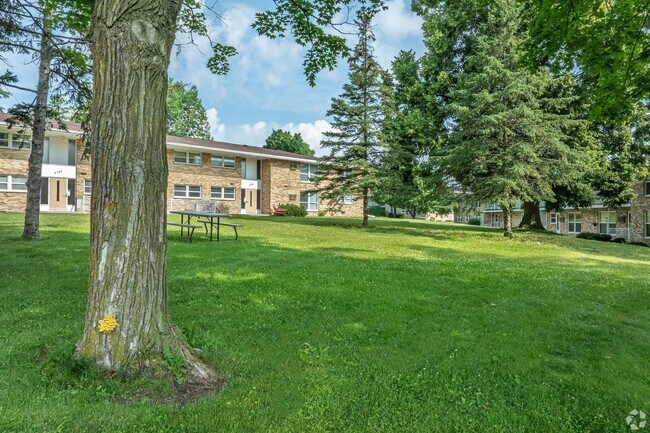 Building Photo - Newly Remodeled 2 Bedroom + den near Hilldale Mall