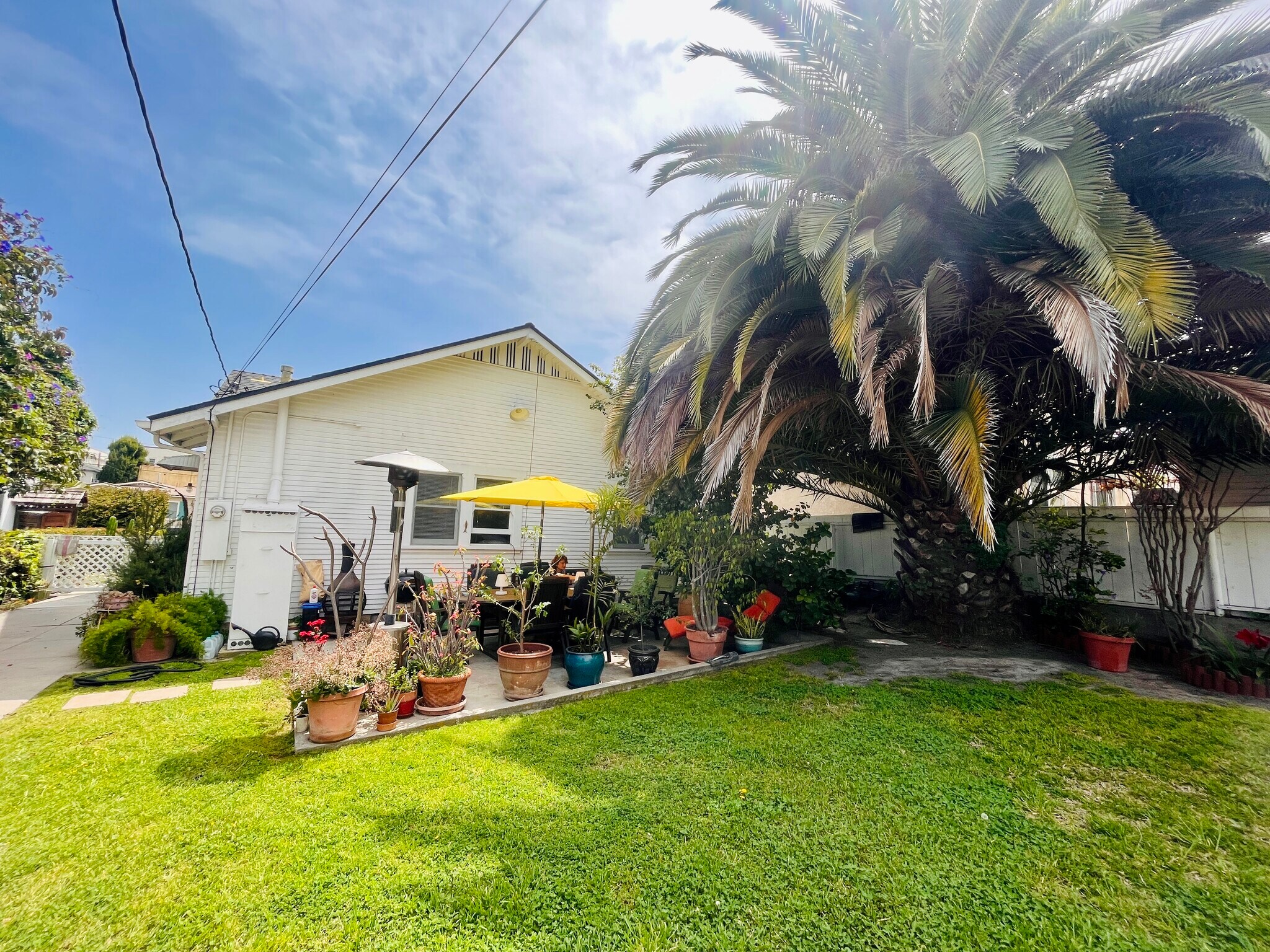 Building Photo - 1042 W 14th St