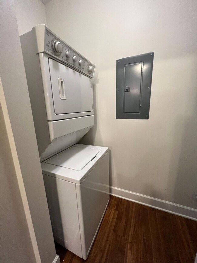 Building Photo - 2 bed 2 bath Lenox village condo