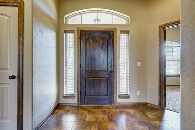 Building Photo - 1713 Pinewood Dr