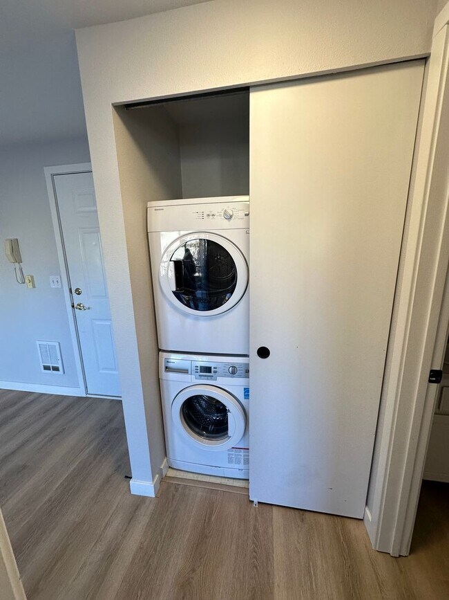 Building Photo - Sunny and Bright 1 bedroom, 1 bathroom Con...