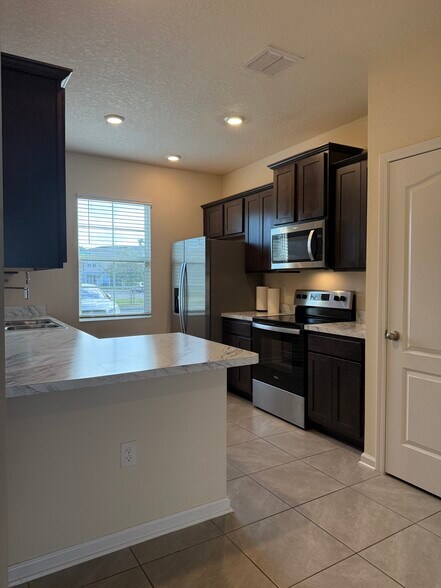 Kitchen & Bfast Bar - 551 Big Tree Way