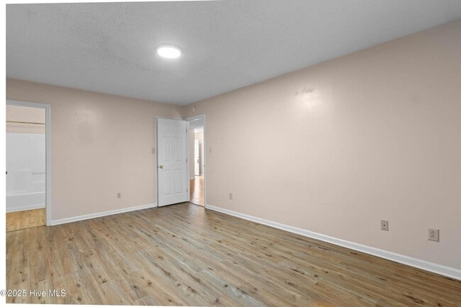 Building Photo - An adorable home! City Convenience!