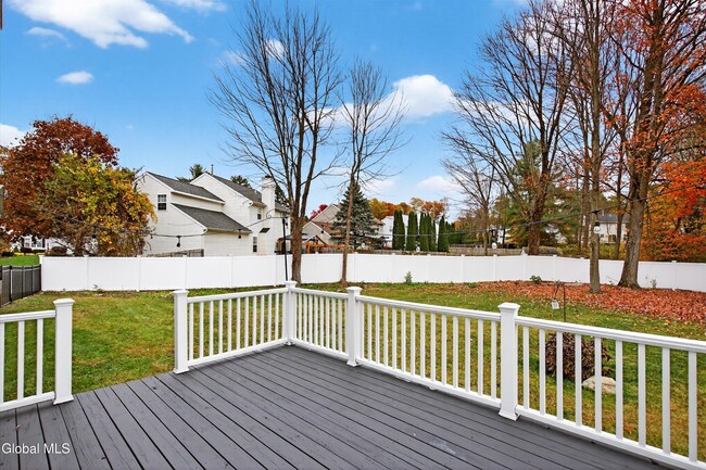 Building Photo - 716 Adams Cir