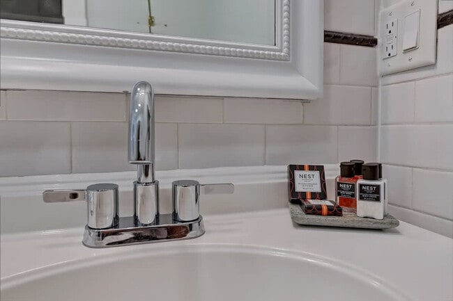 Building Photo - 518 Lamar Ave