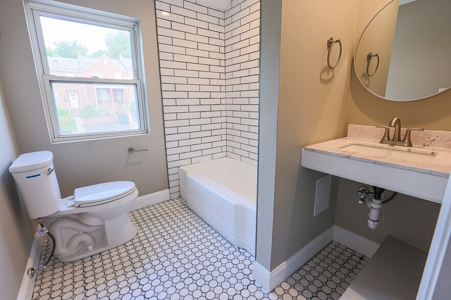 Upstairs Hall Bath - 3825 Rexmere Rd