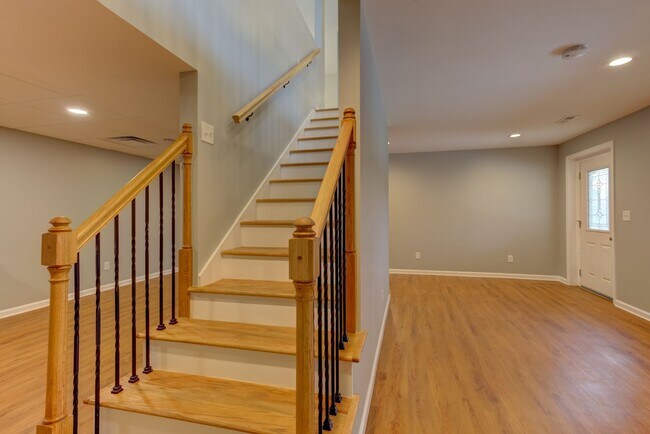 Building Photo - 5 bed 3 bath - Gorgeous Large Family Home ...