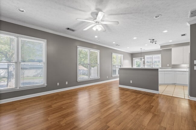 Building Photo - 1623 Wellington St