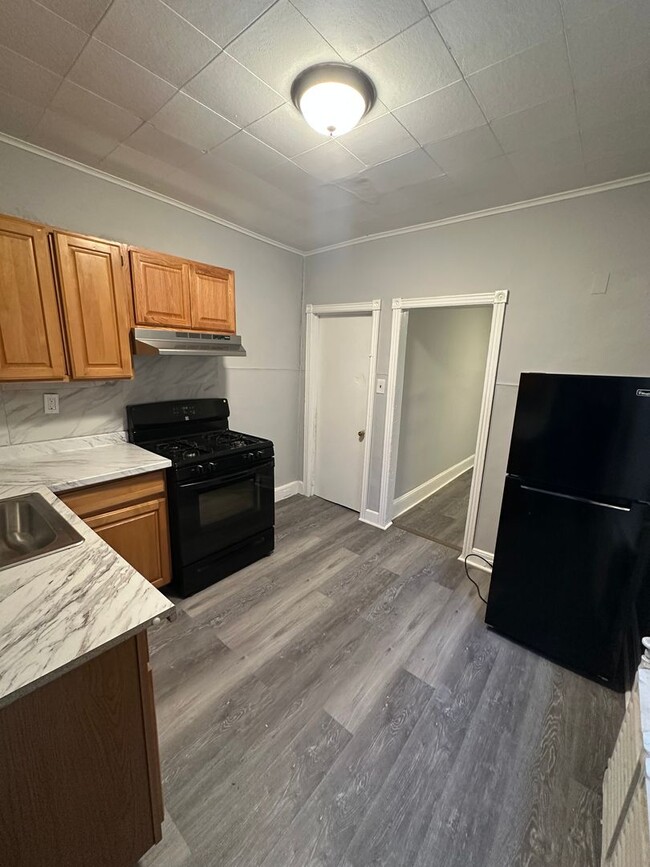 Building Photo - 3 Bed, 1 bath rowhome available!