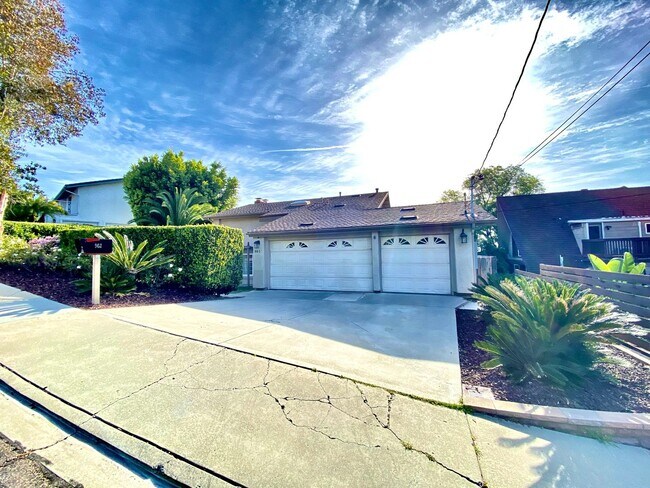 Primary Photo - Large Fletcher Hills Home With 3 car Garag...