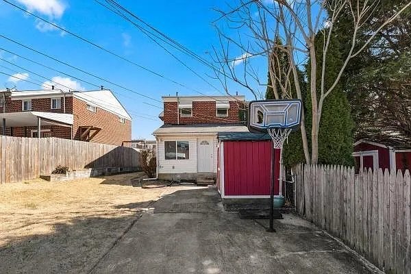 Building Photo - 670 Queensgate Rd