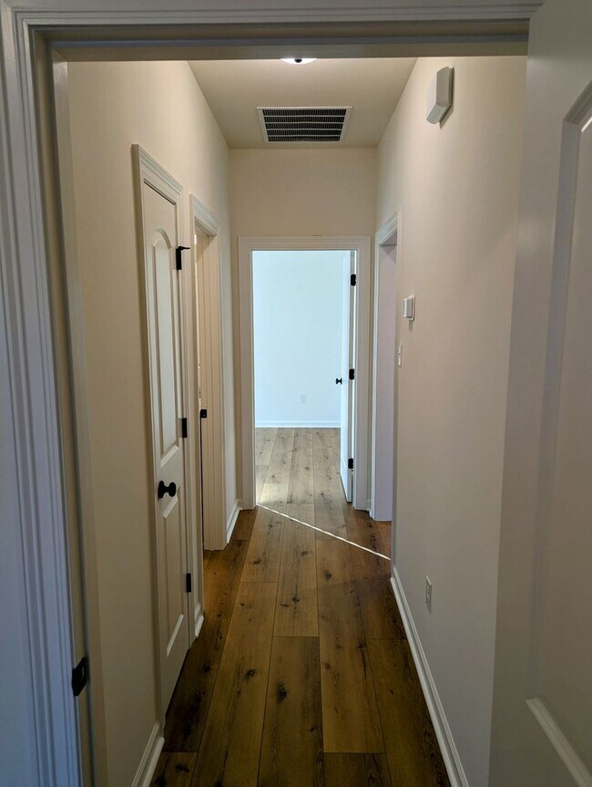 Building Photo - Welcome to Metairie Place!