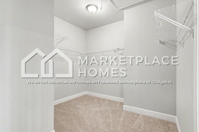 Building Photo - 90 Hawthorn Ln