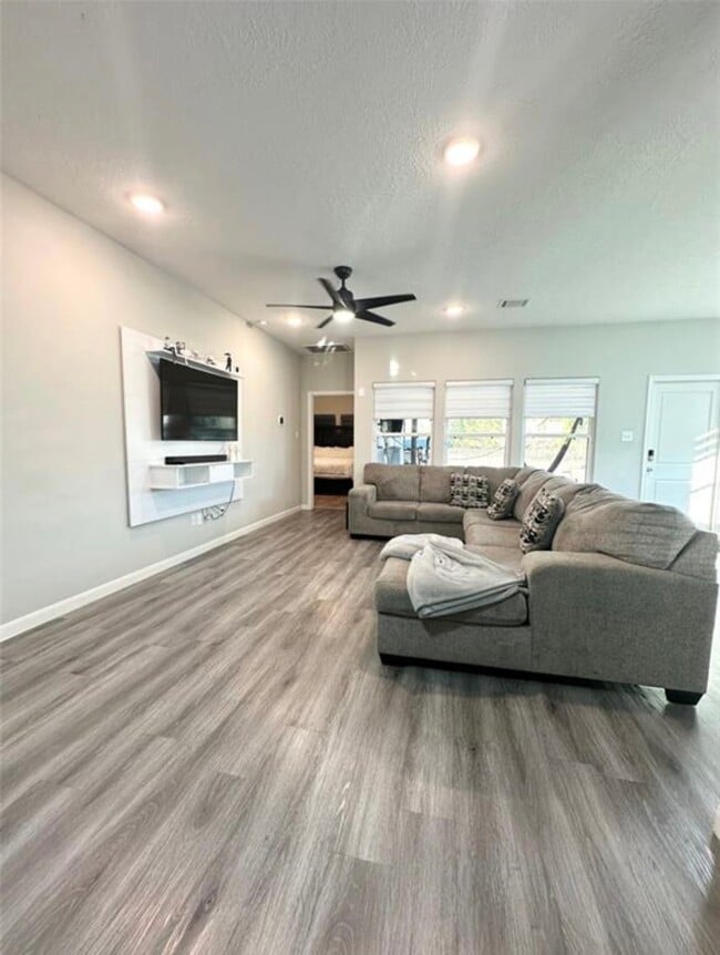 Building Photo - 844 Rd 5109