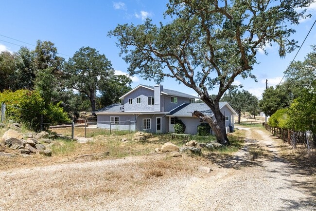 Building Photo - Beautiful 3B/3B Westside Atascadero