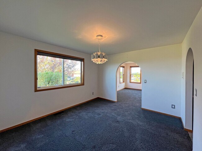 Building Photo - Stunning 4 Bedroom 2.5 Bath with Peek-a-Boo View of Puget Sound