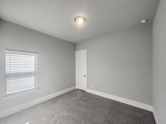 Building Photo - 16807 Hemlock Grove Dr