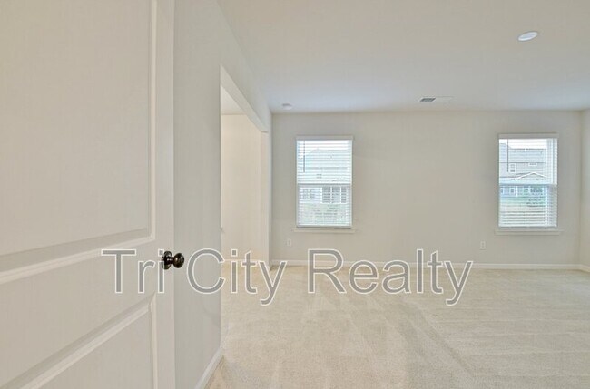 Building Photo - 504 Albertson Ave
